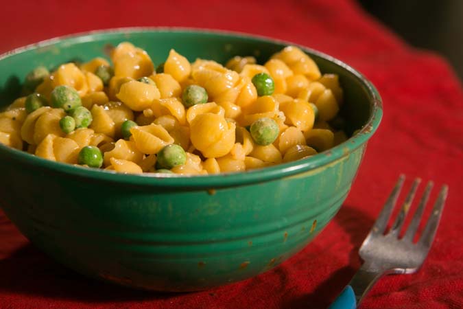 macaroni and cheese with peas